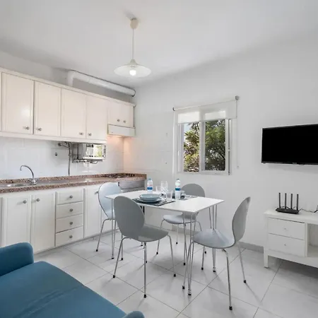 Charming 1-bedroom With Ocean View In Apartment